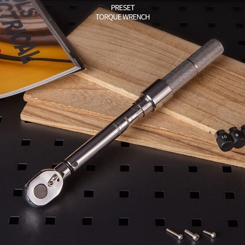 Динамометрический ключ предельный Deli DL17005010-50Нм, 3/8";, головка Cr-Mo, 72 зуба, точность +/- 3%, противоскользящая рукоятка, кейс