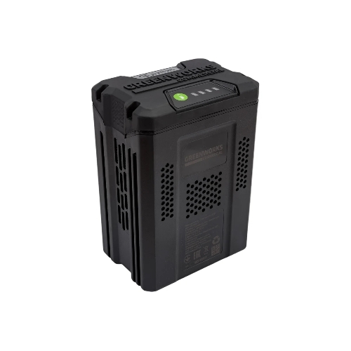 Аккумулятор GreenWorks G82B2, 82V, 2,5 А.ч (2914907) - это литий ионная (Li-ion) батарея, силой тока 2,5 ампер/час и выполненная по самым передовым технологиям. Применяется в линейке всех устройств Greenworks 82V Commercial. Аккумулятор состоит из ячеек производства японской компании LG. Ячейки этого производителя обладают самыми высокими показателями по емкости и выдаваемому напряжению, и относятся к классу A++. Батарея снабжена специальной платой управления, благодаря которой ячейки заряжаются и разряжаются равномерно и одновременно, что значительно продлевает срок жизни аккумулятора (среднее время 7 лет), а также отсутствует эффект потери мощности инструмента при разряде. Для надежной работы аккумулятор снабжен чипом, который защищает его от перезаряда, перегрева и глубокого разряда.Благодаря высокотехнологичным ячейкам, плате управления и защитному чипу, аккумулятор обладает долгим сроком службы - до 2000 циклов заряда-разряда. Корпус - ударопрочный